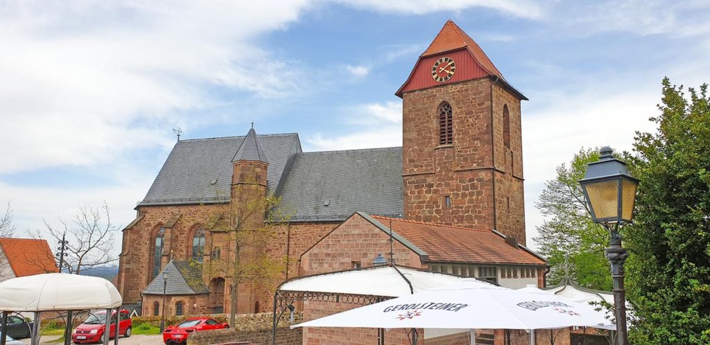 Katholische Pfarrkirche St. Nikolaus in Neuleiningen - Blick von der Vorburg aus